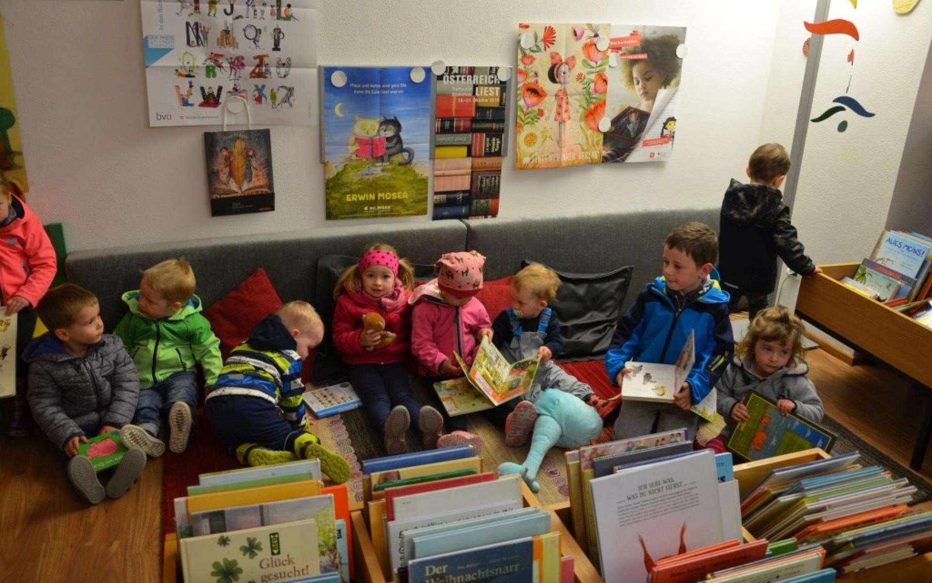 Kinder in der Bücherei